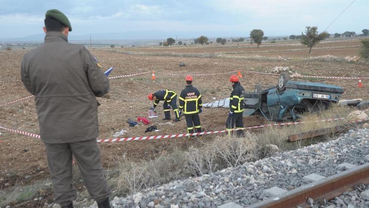 Lokomotifin çarptığı otomobildeki çift hayatını kaybetti