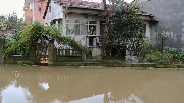 Evinde mahsur kalan yaşlı adamın imdadına belediye ekipleri yetişti