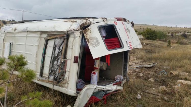 Afyonkarahisarda yolcu midibüsü devrildi: 17 yaralı