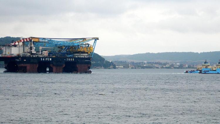 Dev inşaat gemisi Çanakkale Boğazından geçti