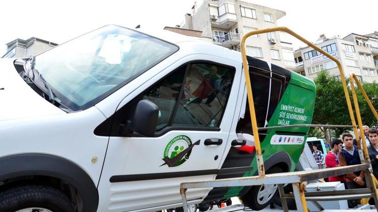 Manisa Valisi, emniyet kemerine dikkati çekmek için simülasyon aracına bindi