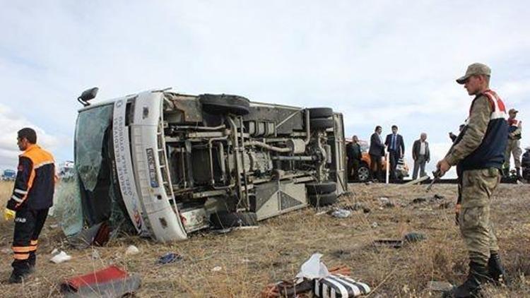 Erzurumda özel halk otobüsü devrildi: 22 yaralı