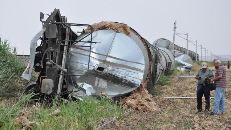 Yük treni raydan çıktı