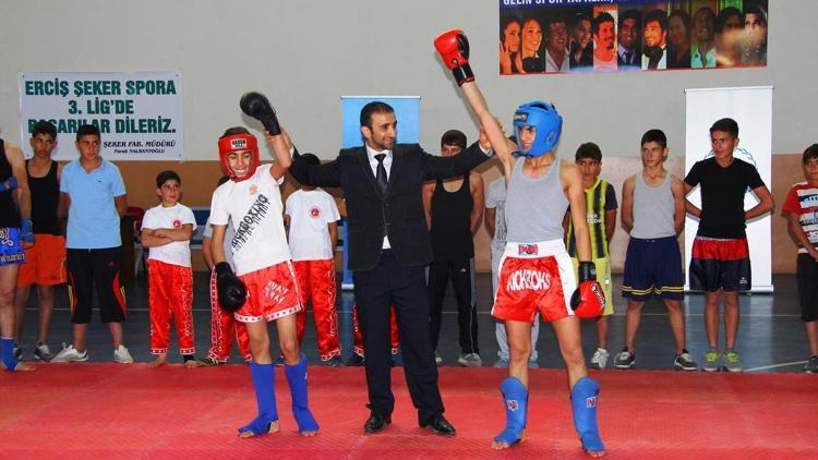 Ecişte, kick boks sporcuları kuşak yükseltti