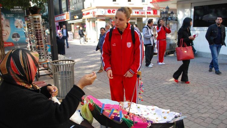 Kadın basketbolcular, esnafı dolaşarak destek istedi