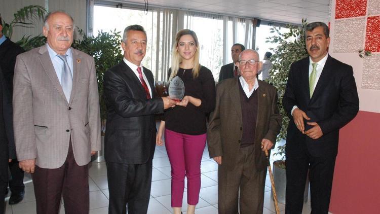 Ceyhanda eğitime destek veren hayırseverlere plaket