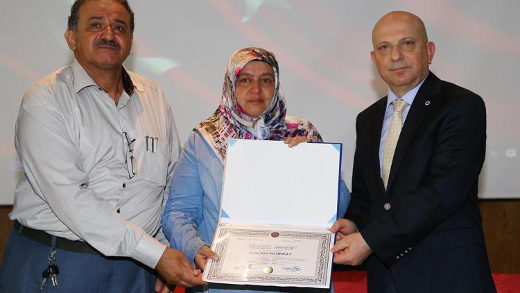 Şehidin diplomasını anne babası aldı