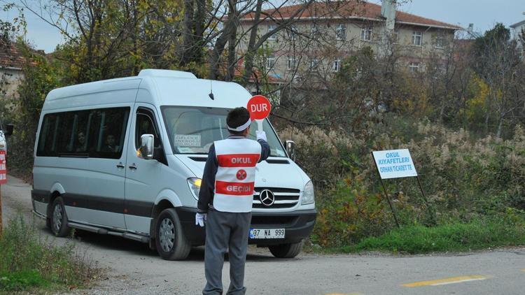 İneboluda okul geçidi görevlisi öğrenciler göreve başladı