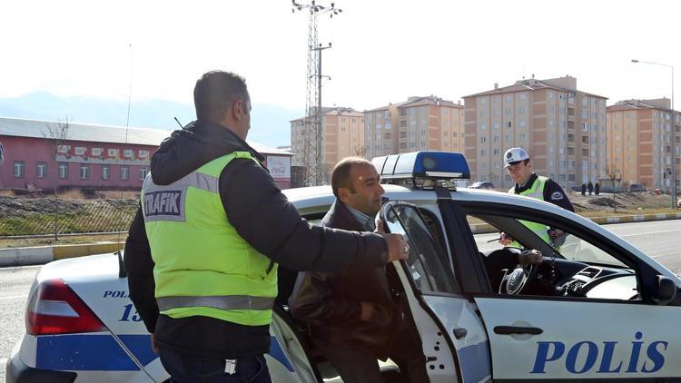 Uyuşturucuyu araç ruhsatı içinde polise verdi