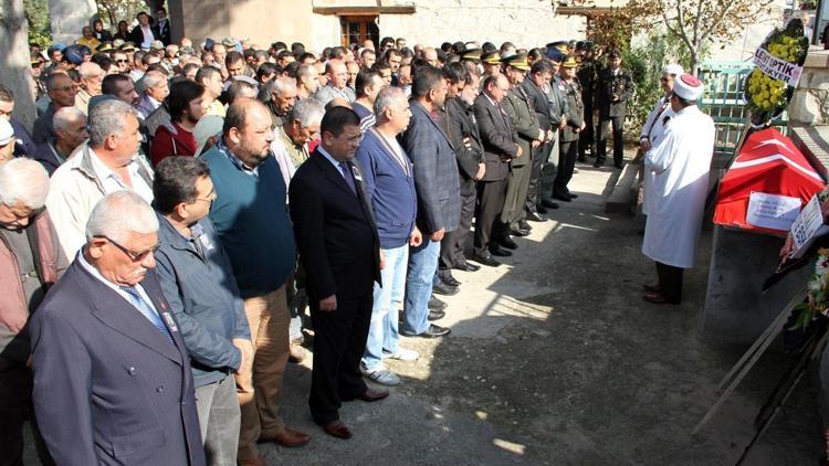 Trafik kazası sonucu ölen astsubay, toprağa verildi