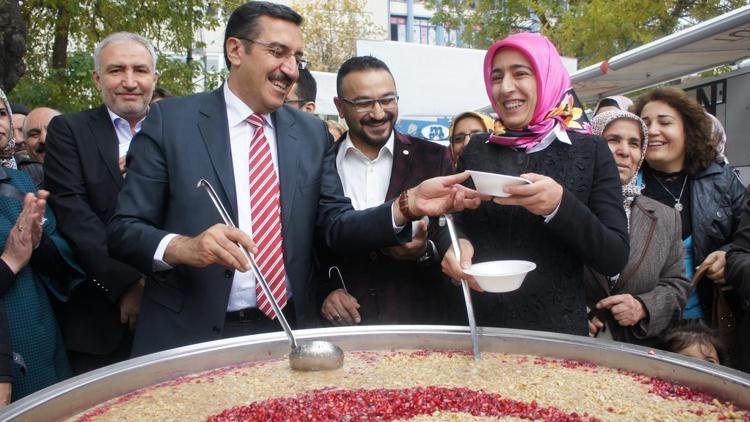 AK Partili kadınlardan aşure ve kan bağışı etkinliği