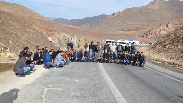 Yüksekovada ölüm virajı protesto edildi