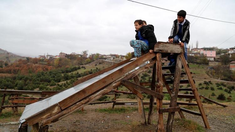 Oyun parkı yapan öğretmenlerini askerde unutmadılar