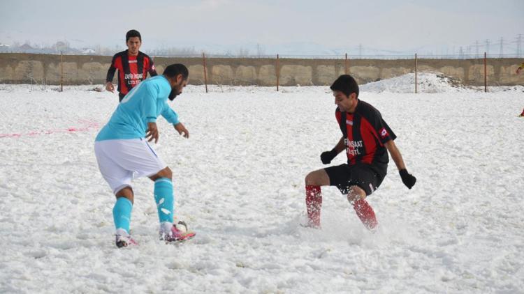 Karla kaplı sahada amatör lig maçı