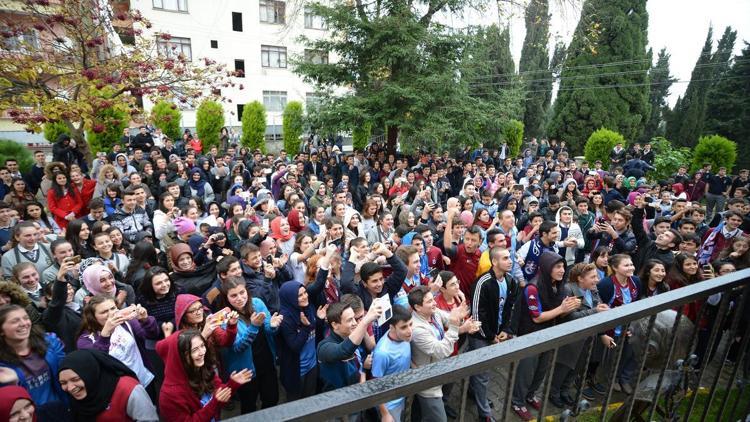 Trabzonsporlu futbolculardan öğretmenler günü ziyareti