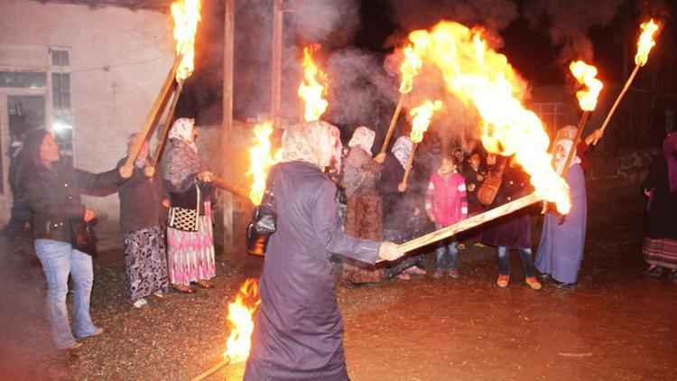 Kadına şiddeti protesto ederken yanma tehlikesi atlattılar