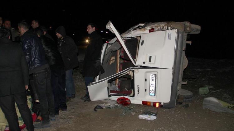 Vanda öğretmenleri taşıyan minibüs şarampole devrildi: 11 yaralı