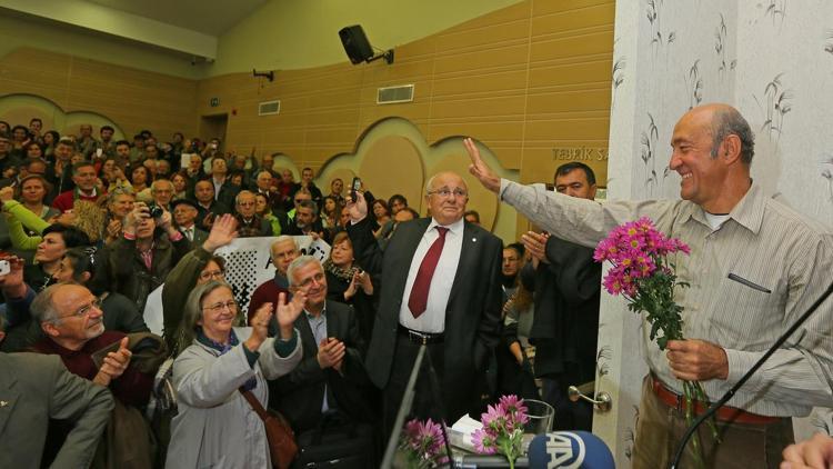 Başörtülü öğrenciyi engelleyen profesörün hapis cezası alması