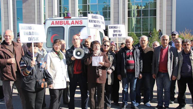 Emekli-Sen üyeleri, muayene ücretlerini protesto etti