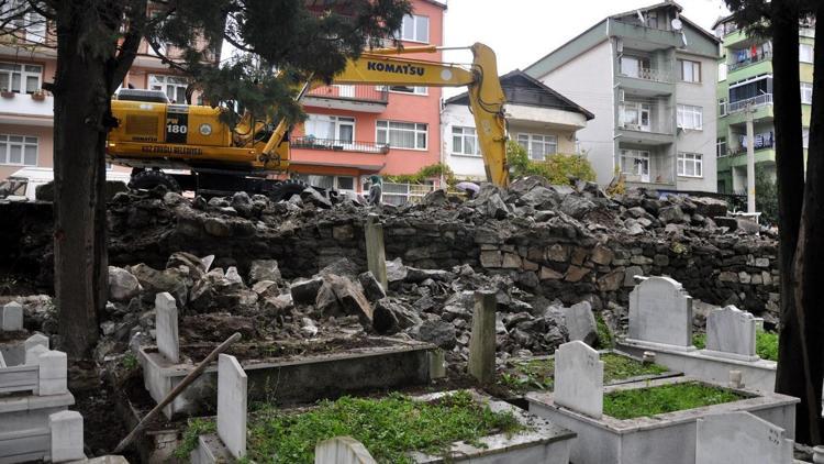 Zonguldakta çöken istinat duvarı mezarlara zarar verdi