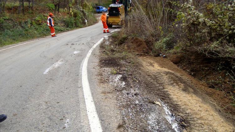 Mihalıççıkta yol güvenliği levha çalışmaları