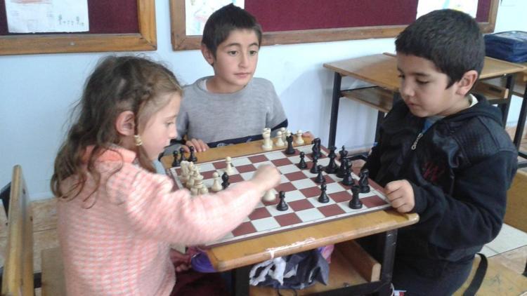 Köy okulundaki öğrenciler satranç öğreniyor