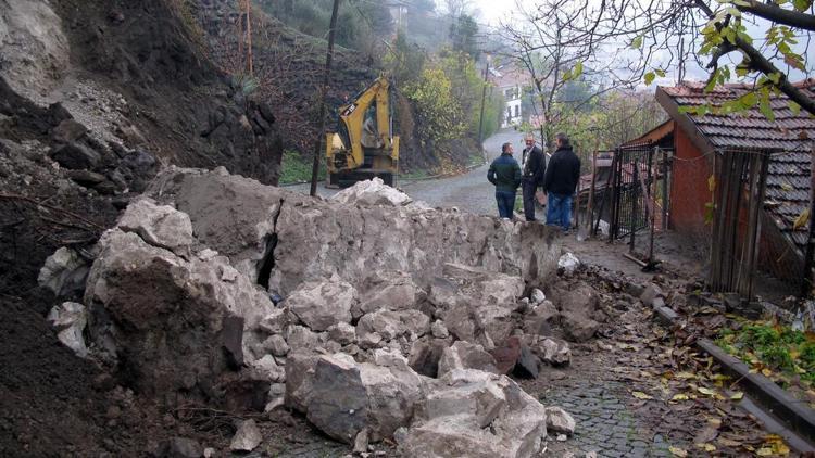 Tarihi kaleden düşen taşlar korkuttu