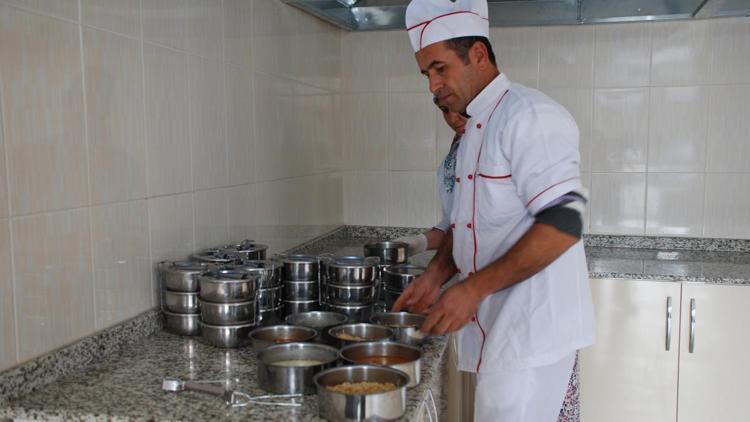 Gölhisar Belediyesi günde 120 kişiye yemek veriyor