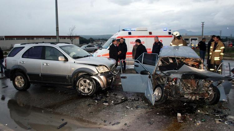İzmirde trafik kazası: 1 ölü, 3 yaralı