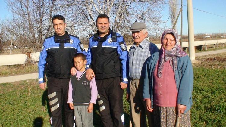 Polislerin yardım eli uzattığı çocuk sağlığına kavuştu