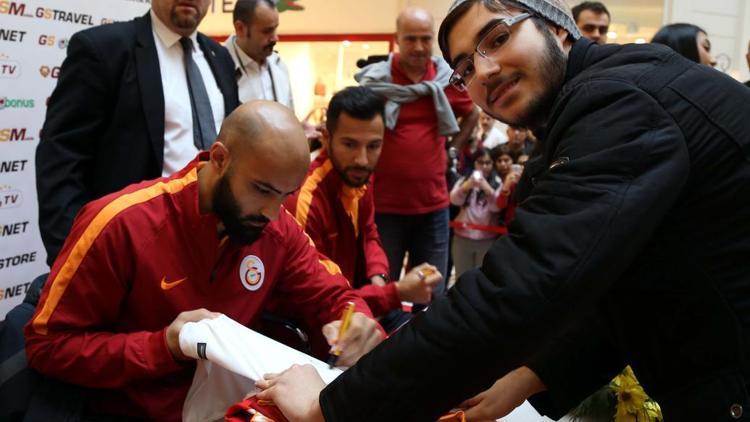 Galatasaraylı futbolcular imza dağıttı