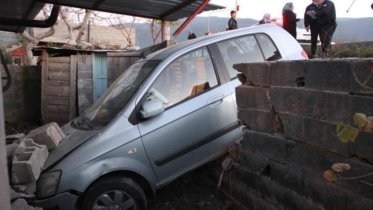 Otomobil, evin bahçesine devrildi: 3 yaralı