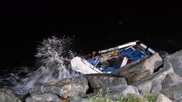 İstanbulda tekne kayalıklara çarptı: 1 kişi kayıp
