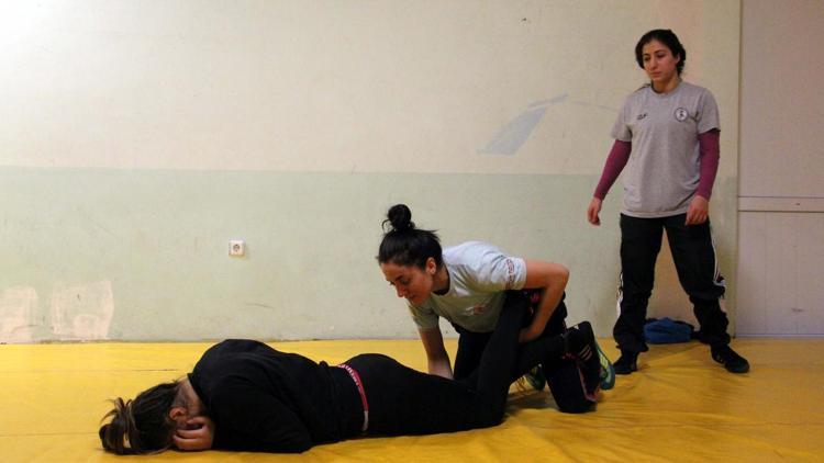 Kadın güreşçiler Rioya Edirne TOHMda hazırlanıyor