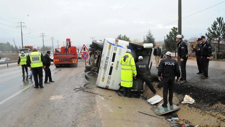 Uşakta servis minibüsü devrildi: 17 yaralı