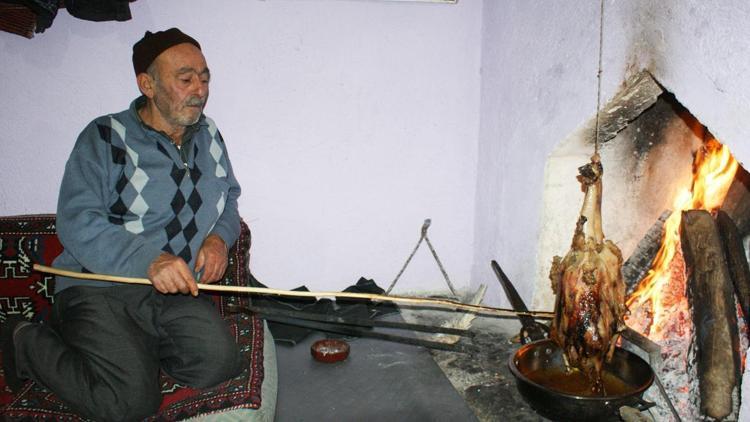 Kaz tiridi yiyerek cami inşaatına katkı yapıyorlar