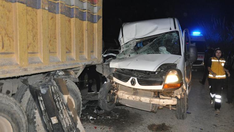 Öğrenci servisi kamyona çarptı: 16 yaralı