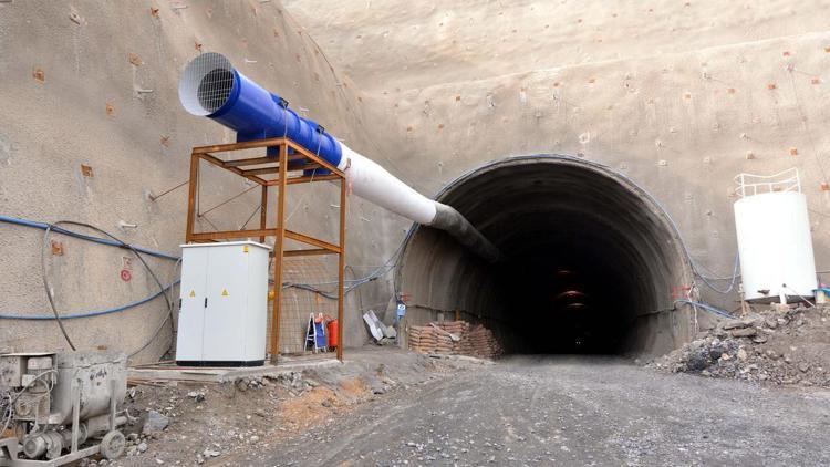 Türkiyenin en uzun demiryolu tünelinin 250 metresi açıldı