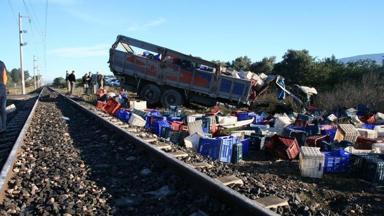 Yük treni ile kamyon çarpıştı: 1 ölü
