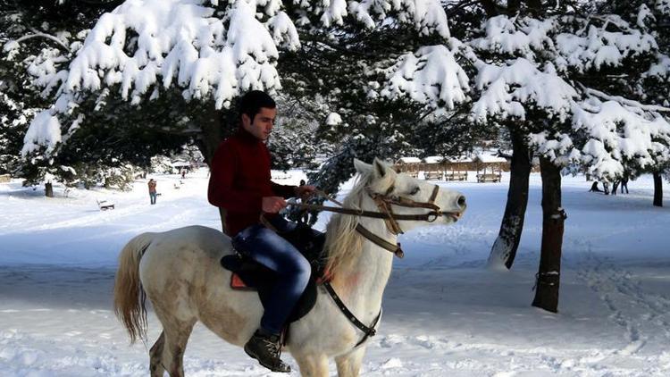 Kar yağışı Abanttaki köylüleri sevindirdi