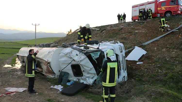 Denizlide zift yüklü tanker şarampole devrildi: 1 yaralı