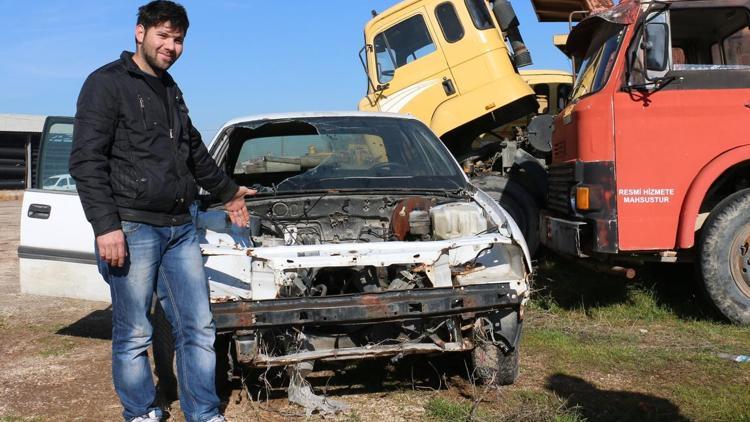 Denizlide park halindeki otomobilin motororu çalındı