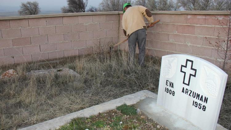 Ermeni mezarlığının bakımını köylüler yapıyor