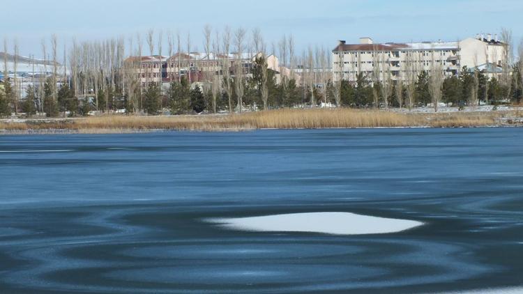 Ulaş Gölünün yüzeyi buz tuttu