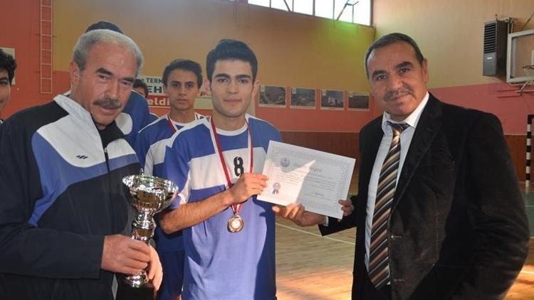 Ahi Evran Anadolu Lisesi takımı, voleybol il birincisi oldu
