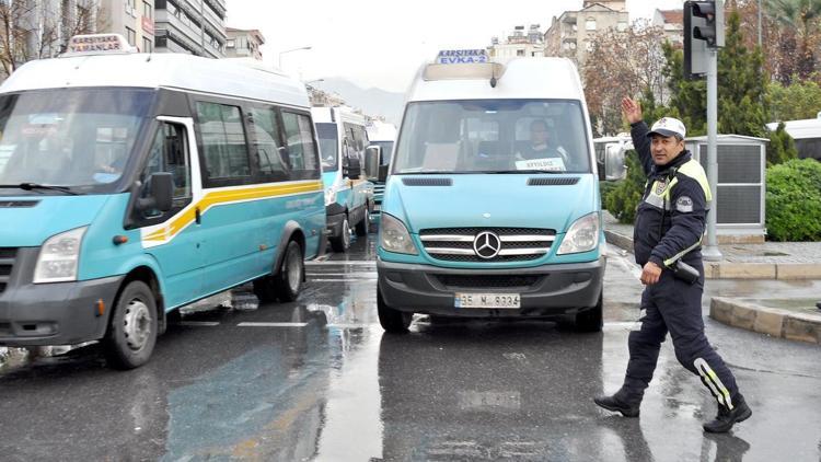 İzmirde minibüsçüler eylem yaptı