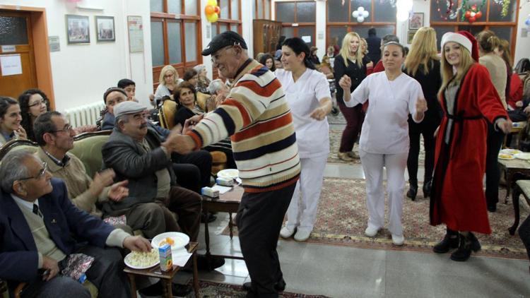 Huzurevi sakinlerinden yeni yıl kutlaması