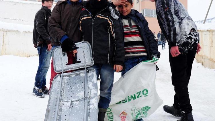 Ütü masası ve su bidonuyla kaydılar