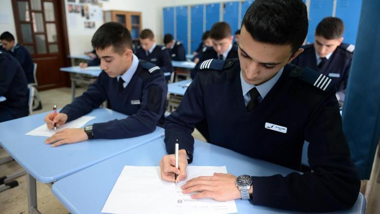 Komutanların yetiştiği okulda sınavlar gözetmensiz