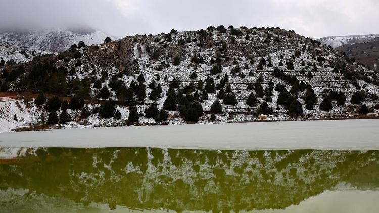 Erzincandaki Ardıçlı Gölünün yüzeyi buz tuttu